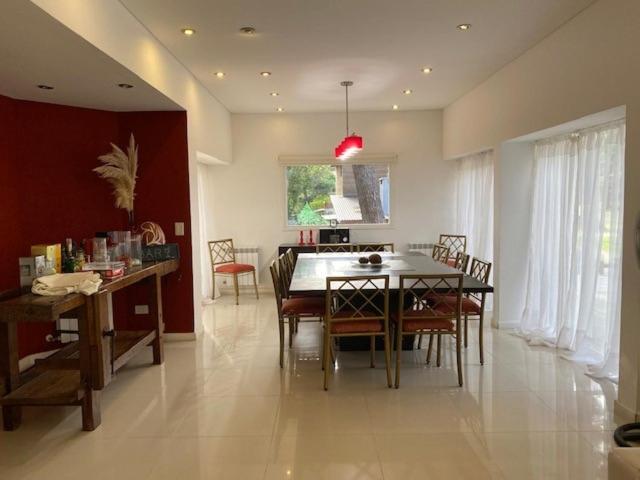 Casa Hasta 10 Personas Se Alquila Minimo 2 Noches S Holiday home Pinamar